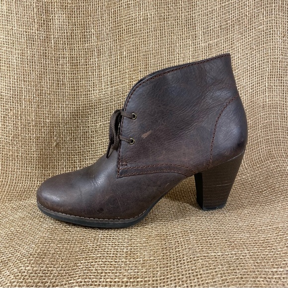 Clarks ankle boots lace up leather booties heels brown distressed women 8.5 B - Picture 2 of 14